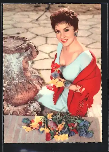 AK Schauspielerin Gina Lollobrigida bindet einen Blumenstrauss