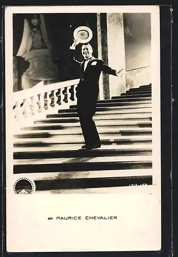 AK Schauspieler Maurice Chevalier im Anzug auf Treppe