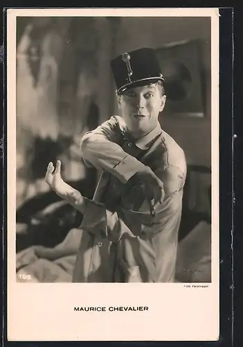 AK Schauspieler maurice Chevalier in der Garderobe einer Filmrolle