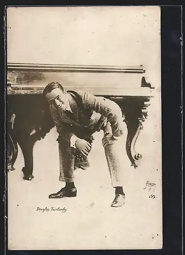 AK Schauspieler Douglas Fairbanks unterm Flügel