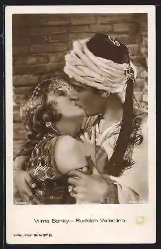 AK Schauspieler Rudolph Valentino küsst seine Filmpartnerin, die Schauspielerin Vilma Banky