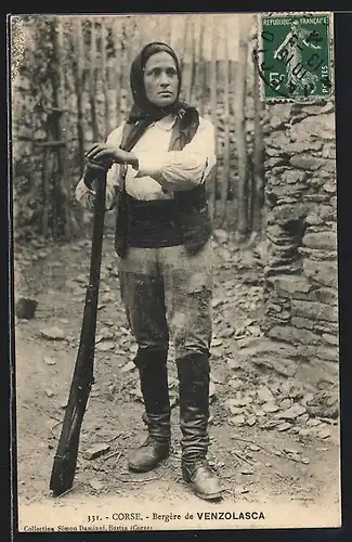 AK Korsika / Corse, Bergere de Venzolasca, Mann mit Gewehr