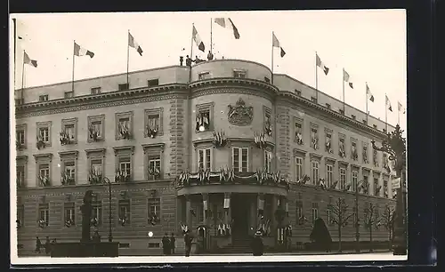 Foto-AK Wiesbaden, Schloss im Festschmuck