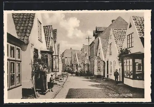 AK Tönder, Ulvgade, Strassenpartie mit Einwohnern