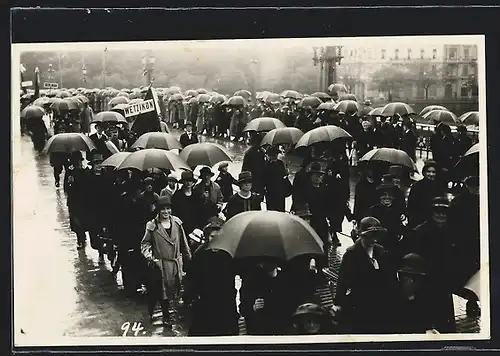 Foto-AK Wetzikon, Teilnehmer einer Parade im Regen