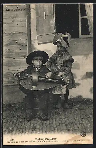 AK Junge mit einer Drehleier, daneben ein Mädchen