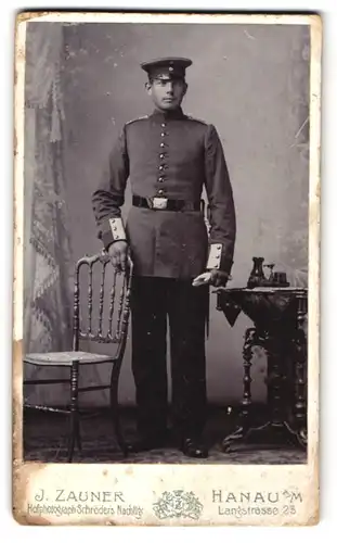 Fotografie J. Zauner, Hanau a. M., Soldat in Uniform mit Bajonett und Schirmmütze