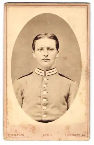 Fotografie A. Walther, Berlin, preussischer Soldat in Garde Uniform