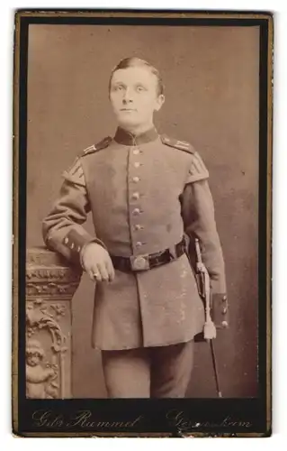 Fotografie Gebr. Rummel, Germersheim, junger Soldat in Musiker Uniform Rgt. 17, Bajonett mit Portepee