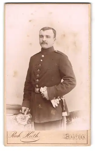 Fotografie Rich. Huth, Bautzen, sächsischer Soldat in Uniform mit Bajonett und Portepee