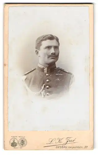 Fotografie L. K. Jue, Dessau, anhaltinischer Uffz. Gustav Maul in Uniform mit Schützenschnur, 1902