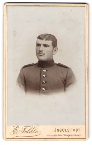 Fotografie E. Feldel, Ingolstadt, Soldat in Uniform mit Mittelscheitel