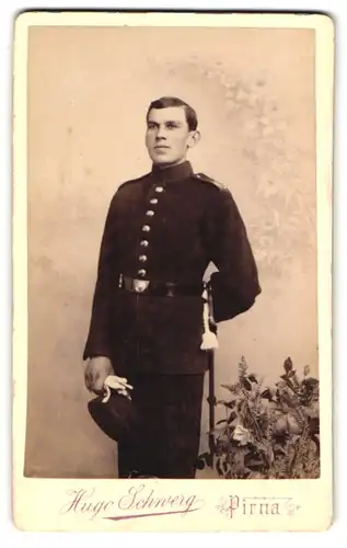 Fotografie Hugo Schwerg, Pirna, sächsischer Soldat in Uniform mit Bajonett und Portepee