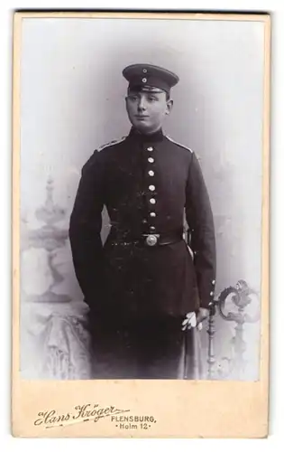 Fotografie Hans Kröger, Flensburg, junger Soldat in Uniform mit Bajonett