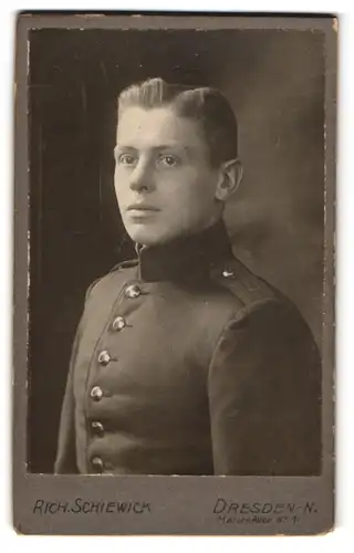 Fotografie Rich. Schiewick, Dresden, junger sächsischer Soldat in Uniform Rgt. 177