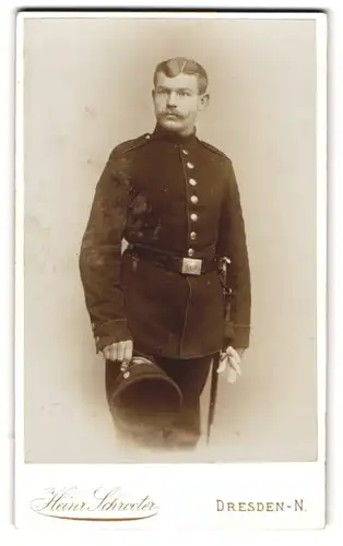 Fotografie Heinr. Schroeter, Dresden, Soldat in Uniform Rgt. 13 mit Bajonett