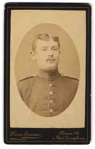 Fotografie Herm. Sommer, Hamm i. W., Soldat in Uniform mit Mittelscheitel