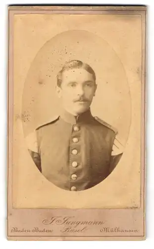 Fotografie J. Jungmann, Basel, Soldat in Musiker Uniform mit Schwalbennest