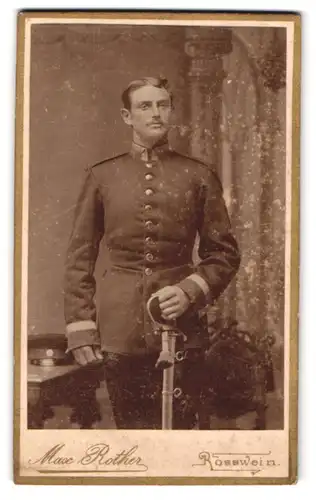 Fotografie Max Rother, Rosswein, junger Uffz. in Uniform mit Säbel und Portepee