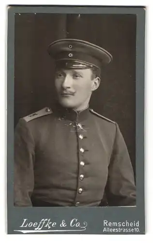 Fotografie Loeffke & Co., Remscheid, Soldat in Uniform Rgt. 16