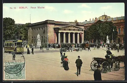 AK Berlin, Strassenbahn passiert die Neue Wache