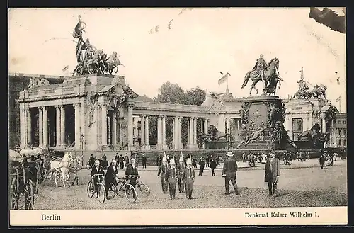 AK Berlin, Soldaten marschieren am Denkmal Kaiser Wilhelm I. vorbei, Radfahrer, Pferdegespann