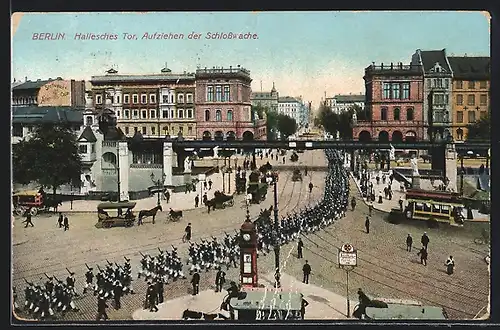 AK Berlin-Kreuzberg, Aufziehen der Schlosswache am Halleschen Tor, Strassenbahn