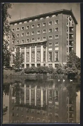 Foto-AK Tampere, Uferpartie mit Enten vor hohem Gebäude
