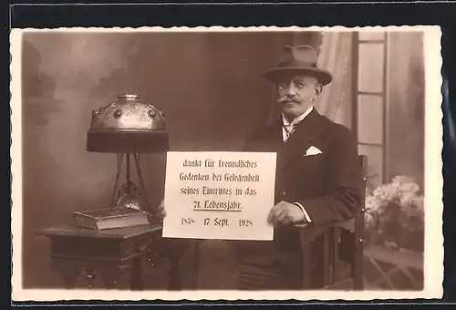 Foto-AK Älterer Herr mit einem Schild vor Jugendstil-Lampe