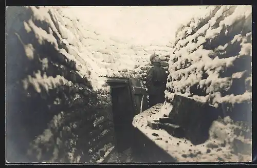 Foto-AK Soldat in Uniform im Schützengraben