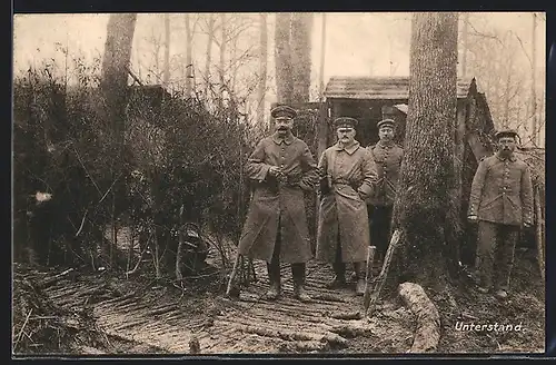 AK Soldaten in Uniform am Unterstand, Schützengraben