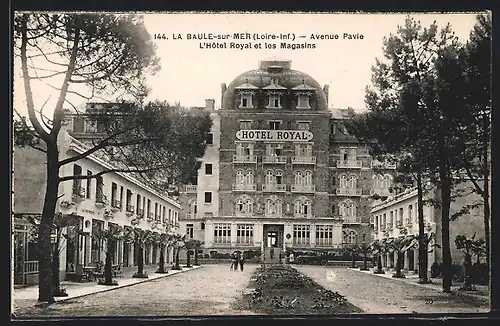 AK La Baule-sur-Mer, Avenue Pavie, L`Hotel Royal et les Magasins
