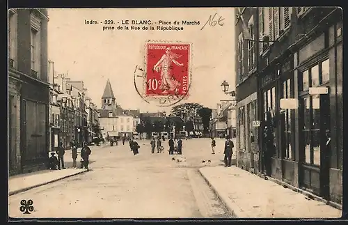 AK Le Blanc, Place du Marché prise de la Rue de la République