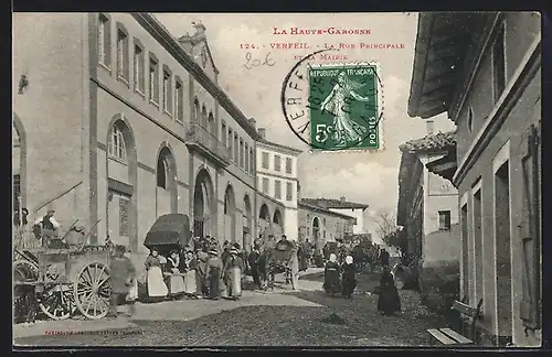 AK Verfeil, La Rue Principale et La Mairie