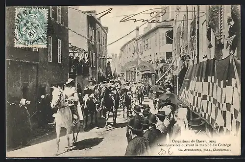 AK Cortège, Ostesions du Dorat 1904, Mousquetaires ouvrant la marche du Cortège