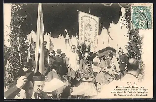 AK Dorat, Ostensions 1904, Monseigneur Gilbert et le clergé descendant de l`arc de triomphe