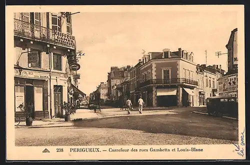 AK Perigueux, Carrefour des rues Gambetta et Louis-Blanc