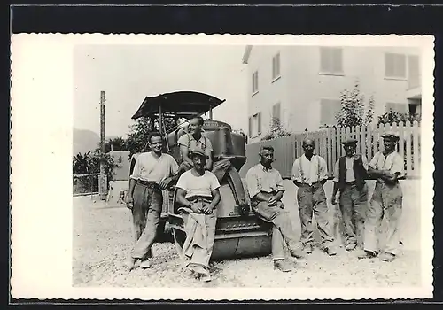 Foto-AK Arbeiter im Strassenbau mit einem Fahrzeug