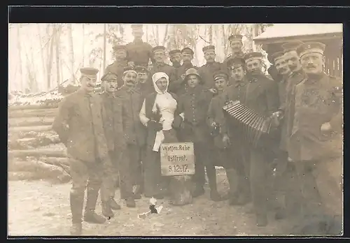 Foto-AK Soldaten mit Ziehharmonika, Waffenruhe an der Ostfront 1917, Arbeiterbewegung