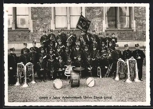 AK Zürich, 5 Jahre Arbeitermusik Union Zürich 1934, Orchester, Gruppenfoto mit Instrumenten und Fahne