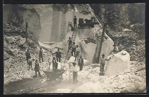 AK Carrara, Marmorsteinbruch mit Arbeitern