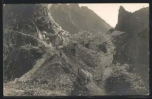 AK Carrara, Marmorsteinbruch mit Arbeitern