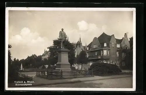 AK Krefeld a. Rhein, Bismarckplatz mit Denkmal