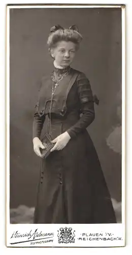 Fotografie Heinrich Axtmann, Plauen i. V., Bahnhofstr. 27, Junge Frau im Kleid mit Kreuzkette