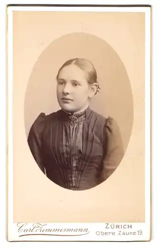 Fotografie Carl Zimmermann, Zürich, Obere Zäune 19, Junge Dame im Kleid mit Kragenbrosche