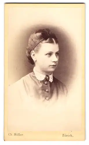 Fotografie Ch. Müller, Zürich, Unterer Hirschengraben, Junge Frau mit Haarnetz und Kragenbrosche