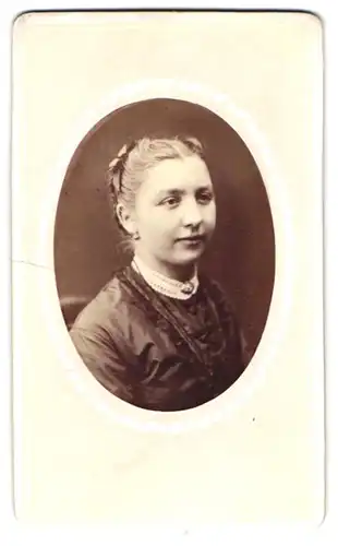 Fotografie Jean Gut & Cie, Zürich, Junge Frau mit Kragenbrosche