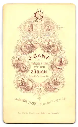 Fotografie J. Ganz, Zürich, Bahnhofstr. 40, Bürgerliche Dame mit Kragenbrosche