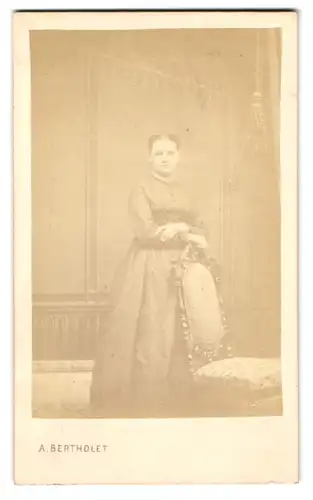 Fotografie A. Bertholet, Yverdon, Junge Dame im Kleid