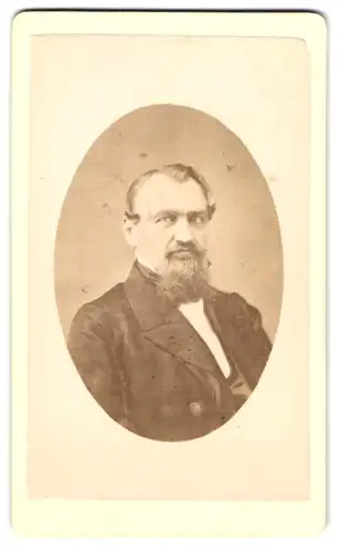Fotografie C. Zacher, Zürich, Bürgerlicher Herr mit grauem Bart